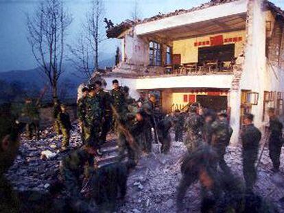 Soldados chinos buscan supervivientes entre los escombros de la escuela de Fang Lin el martes.