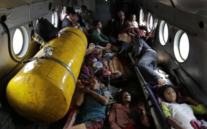 Algunas víctimas del terremoto son trasladadas en helicópteros indios desde Trishuli Bazar al aeropuerto de Katmandú.