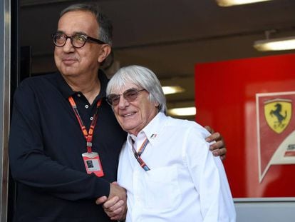 Sergio Marchionne, expresidente de Ferrari, estrecha la mano a Bernie Ecclestone en el circuito de Monza, Italia, en 2015.