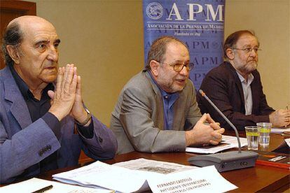 Castelló, Jiménez Claudín y González Urbaneja presentan en Madrid el informe <i>Vuelta al mundo de la libertad de prensa en 2004</i>.