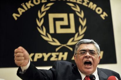 Nikos Mijaloliakos durante una rueda de prensa tras conocerse los resultados de las elecciones del 6 de mayo.