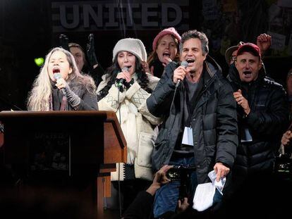De izquierda a derecha: Natalie Merchant, Cher y Mark Ruffalo, en la protesta de anoche de Nueva York.