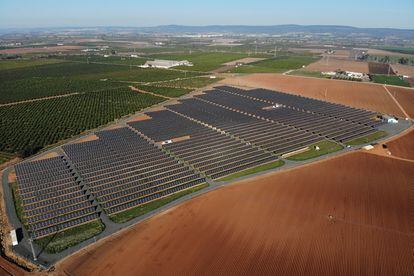 Aerial view of a photovoltaic plant in the Guadalquivir valley.