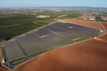 Planta fotovoltaica en Brenes (Sevilla), perteneciente a la Comunidad de Regantes del Valle inferior del Guadalquivir.