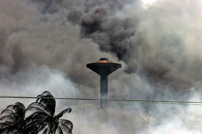 Una Serie De Explosiones Complica La Extinción Del Incendio En Los ...