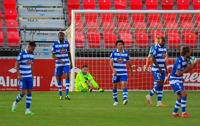 Los jugadores de Dépor, después de conceder un gol en Miranda del Ebro contra el Mirandés.