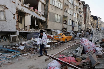 Un hombre camina entre edificios dañados por el terremoto, este jueves en Hatay (Turquía).