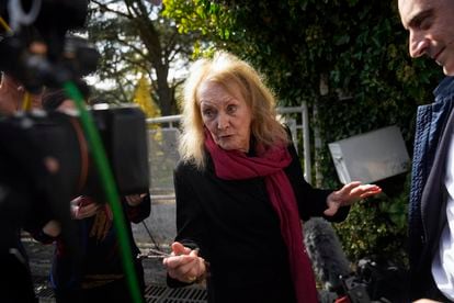 Annie Ernaux atiende a los medios a las puertas de su casa en Cergy-Pontoise, París, poco después de darse a conocer el fallo del Nobel. 