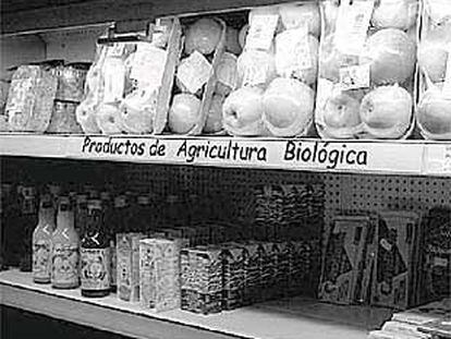 Productos de agricultura ecológica en un supermercado.