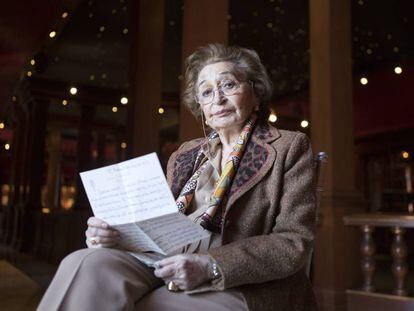 Isabel Penagos con una de las cartas que le envi&oacute; Manuel Mujica Lainez, en el Teatro Real.