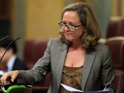 La vicepresidenta tercera y ministra de Economía, Nadia Calviño, durante su intervención, este miércoles, el pleno del Congreso.