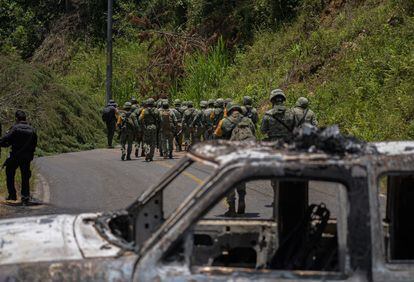 Miembros del Ejército resguardan carreteras tras la violencia desatada en las comunidades de Pantelhó y Chenalhó, en Chiapas.