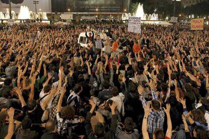 Cientos de personas han vuelto a llenar esta noche la plaza de Catalunya (Barcelona) para demostrar su desencanto ante la crisis economica y el sistema polítco