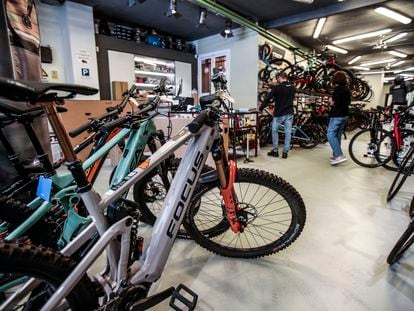 Interior de la tienda de bicis Calmera, una de las más grandes de Madrid, este lunes.