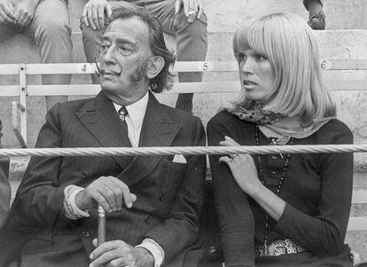 El pintor Salvador Dalí, acompañado de la artísta Amanda Lear, presencia una corrida de toros celebrada en la Monumental de Barcelona, en 1969.