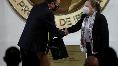 Consuelo Porras estrecha la mano del presidente de Guatemala, Alejandro Giammattei, después de ser renovada como fiscal general.