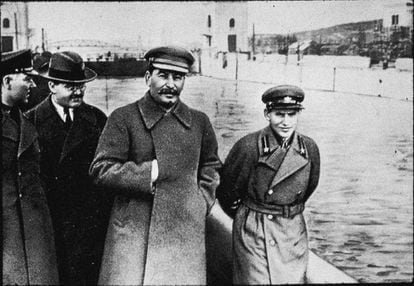 Fotografía original de la que se hizo desaparecer a Nikolái Yezho (a la derecha de Stalin) tras ser fusilado en 1940.