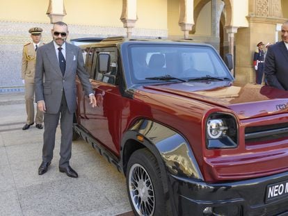 El rey Mohamed VI, en la presentación de un automóvil, el 15 de mayo en el palacio real de Rabat.