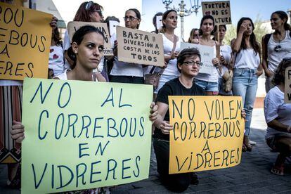 Protesta Associació Girona Animalista (AGA) pel tancament de vaquillas de Vidreres.