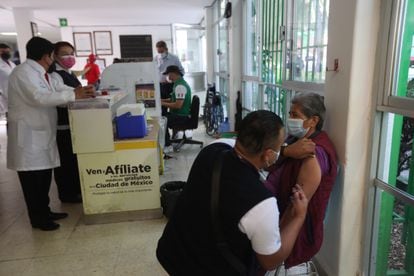 Una mujer recibe una vacuna de refuerzo contra la covid-19, el 18 de abril, en Ciudad de México.