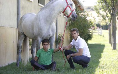 Pablo Hermoso de Mendoza (derecha) cumple este año 29 años desde que tomó la alternativa; su hijo Guillermo afronta su primera campaña completa como torero a caballo.