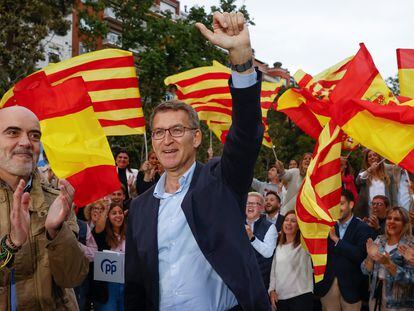 El presidente del PP, Alberto Núñez Feijóo y el candidato popular a la alcaldía de Barcelona, Daniel Sirera, en el mitin este jueves en Barcelona.