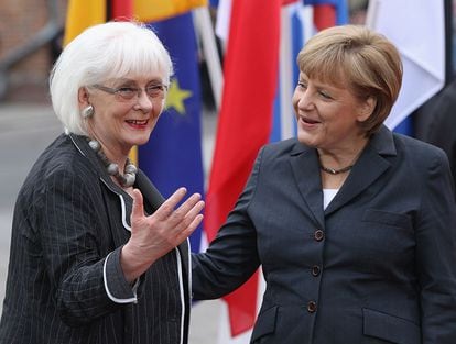 Jóhanna Sigurðardóttir y Angela Merkel charlando en 2012.