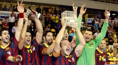 Los jugadores del Barcelona levantan el trofeo.