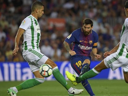 Messi dispara davant Bruno i Mendi.