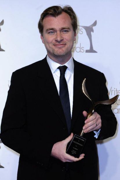 El director de Origen sonríe en el photocall sosteniendo el premio de Gremio de escritores al mejor guión original.