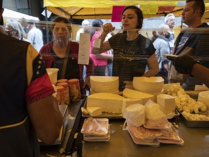 Compradores en un puesto de quesos de un mercado callejero en Caracas (Venezuela), a principios de marzo.