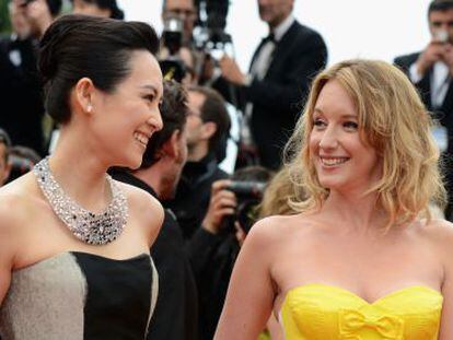 Las actrices Zhang Ziyi, con un espectacular collar y Ludivine Sagnier, en la alfombra roja de Cannes. 