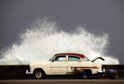 No eligió la rueda peor sitio para princharse que el malecón de la Habana, mientras las olas chocan contra el dique.