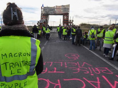 Protesta de ‘chalecos amarillos’ en el sur de Francia, este lunes. En vídeo, las claves de la crisis de los 'chalecos amarillos'.