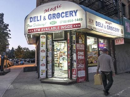 En los deli de EE.UU. sirven café por un dólar y cocinan 'roll' (pan redondo) de bacon de pavo y huevos revueltos o 'bagels'. La dieta ya para cuando vuelvas a España.