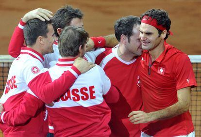 El resto del equipo suizo festeja con un Federer en lágrimas la consecución del título.
