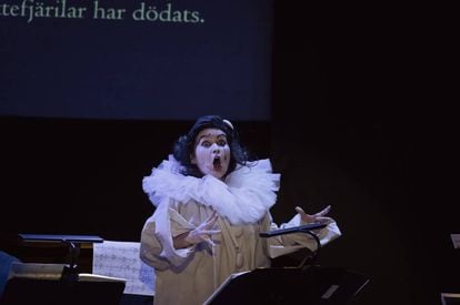 Patricia Kopatchinskaja, caracterizada como Pierrot durante la interpretación de 'Pierrot lunaire' de Arnold Schönberg.