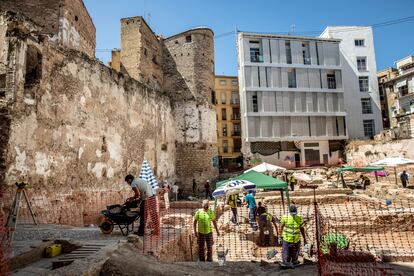 A la izquierda, el lienzo mural de origen árabe con la torre rehabilitada y habitada al fondo, y la obra arqueológica en el barrio del Carme de Valencia. .