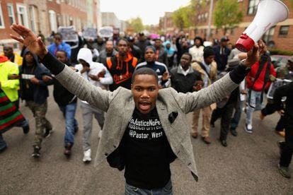 Un grupo de jóvenes protesta en abril de 2015 por la muerte de Freddie Gray en Baltimore.