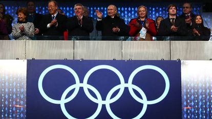 Putin, en el centro, durante la ceremonia inaugural de los Juegos de Sochi, en 2014.