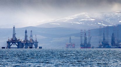 Plataformas en desuso en Cromarty Firth, Escocia, el 27 de abril de 2020.