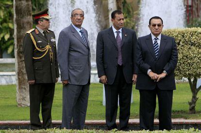 Zakaria Azmi, segundo por la izquierda, con Mubarak en 2008 en El Cairo. 