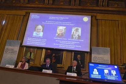 La Academia sueca informa de la concesión del Nobel de Física a Arthur Ashkin, Gérard Mourou y Donna Strickland, este martes.