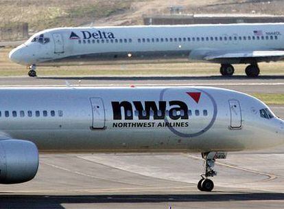 Aviones de las dos compañías en el aeropuerto de Atlanta, verdadero centro de transporte aéreo de Estados Unidos y futura sede de la nueva compañía