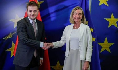 El ministro de Exteriores albanés, Gent Caka, con la Alta Representante de Política Exterior de la UE, Federica Mogherini el pasado 7 de junio. 