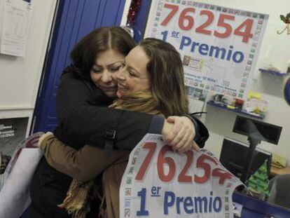 Lorena Siraudiera y Loli Láinez, las dos loteras de Monforte, se abrazan tras dar el Gordo de el Niño.