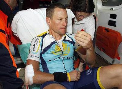 Lance Armstrong, en el interior de una ambulancia tras sufrir la caída.