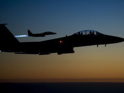 Dos caces dels EUA sobrevolant l'Iraq després d'atacar Síria.