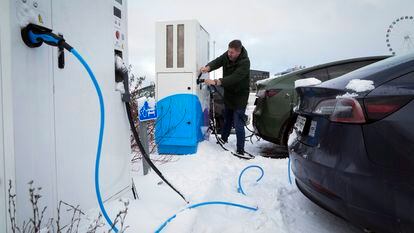 Dos coches eléctricos cargan a principios de febrero en Tallín (Estonia).