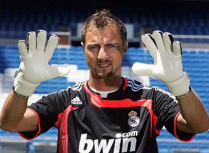 Jerzy Dudek, ayer durante su presentación en el Bernabéu.